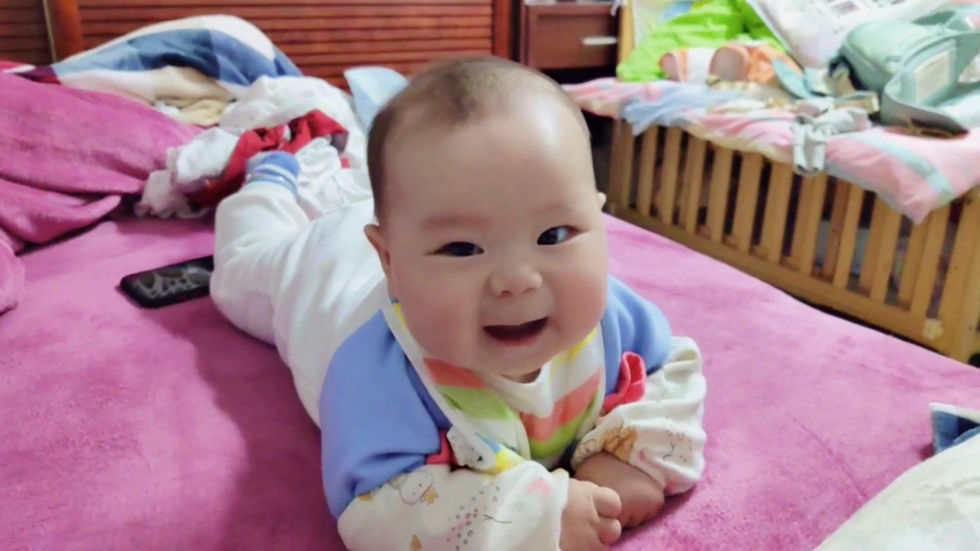 嘻嘻是个爱笑的宝贝,只要妈妈一呼唤,就能笑得很阳光